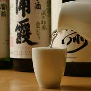 お酒の種類も豊富に取り揃えていて、焼酎や日本酒は、地酒をはじめ、料理に合わせた季節の物も入荷。人気の銘柄や、東北のお酒なども用意されています。白山陶磁の美しいお猪口など、趣のある器でどうぞ。
