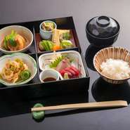 “今しか食べられない”旬の食材の魅力を引き出した料理がずらり。季節ごとにメニューが変わるので、通い詰めても新しい発見ができます。かつおと昆布のダシをきかせた四季折々の和食とお酒でゆるりと過ごせます。