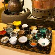 各地から集めた日本酒を、店主と二代目が集めてきた年代物の器でいただけます。お酒が変わる度に日本伝統の杯を変えるもの楽しみの1つ。4種類の久米島の泡盛は、琉球ガラスのグラスで楽しめます。
