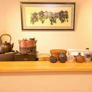 カウンターで風流な旬の和食に酔いしれるもよし、コースで仲間とくつろぐもよし。料理のみならず、年代物の美しい杯で、目でも楽しませてくれます。懐かしい趣きと清潔感を兼ね備えた居心地の良い空間です。