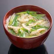 九条葱と刻み揚げのほんのり優しい甘み。鰹と昆布の合わせ出汁が染み入ります。塩と醤油だけのシンプルなあっさりとした味で、心も体もほっこりできます。