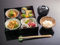 お造り・揚げ物・炊いたもの・おひたし…和食の基本を守った料理が詰まった『お昼の松花堂弁当』