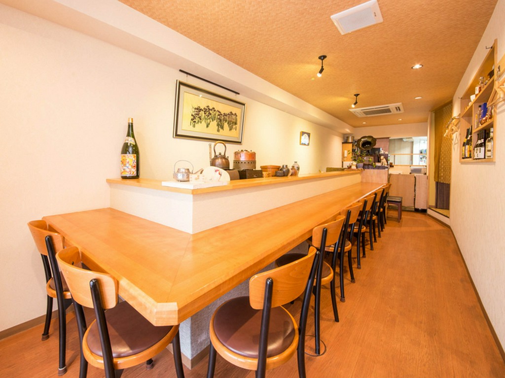 広めのカウンター席で料理人との会話も楽しめる