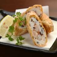 京野菜を使ったメニューを中心に、湯葉や押し寿司など伝統的な料理を味わうことができます。『湯葉巻き揚げ』など創作メニューも充実。こだわりの肴が揃っています。京都駅も近く、アクセスの良さも魅力です。