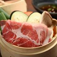 ヘルシーに楽しみたいという方にオススメ。1人前サイズで旬の野菜やモチ豚が気軽に楽しめる『蒸篭蒸し』はいかがでしょう。京料理は野菜をたくさん摂れるので女性からも人気！個室なのでデートにもピッタリです。