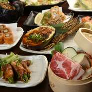 京料理だけではなく、地元で作られる日本酒の品揃えも豊富です。お料理とお酒の相性は抜群！締めに『生湯葉いくら丼』はいかがでしょう。スイーツも京都！宇治抹茶を使ったロールケーキが人気です。