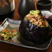 甘辛く煮たそぼろを賀茂茄子丸ごと一個に詰め込みました。肉厚でジューシーな食感とそぼろの相性は抜群。※賀茂茄子は夏季限定の素材です。その他の期間には季節折々の茄子でのご提供となります。