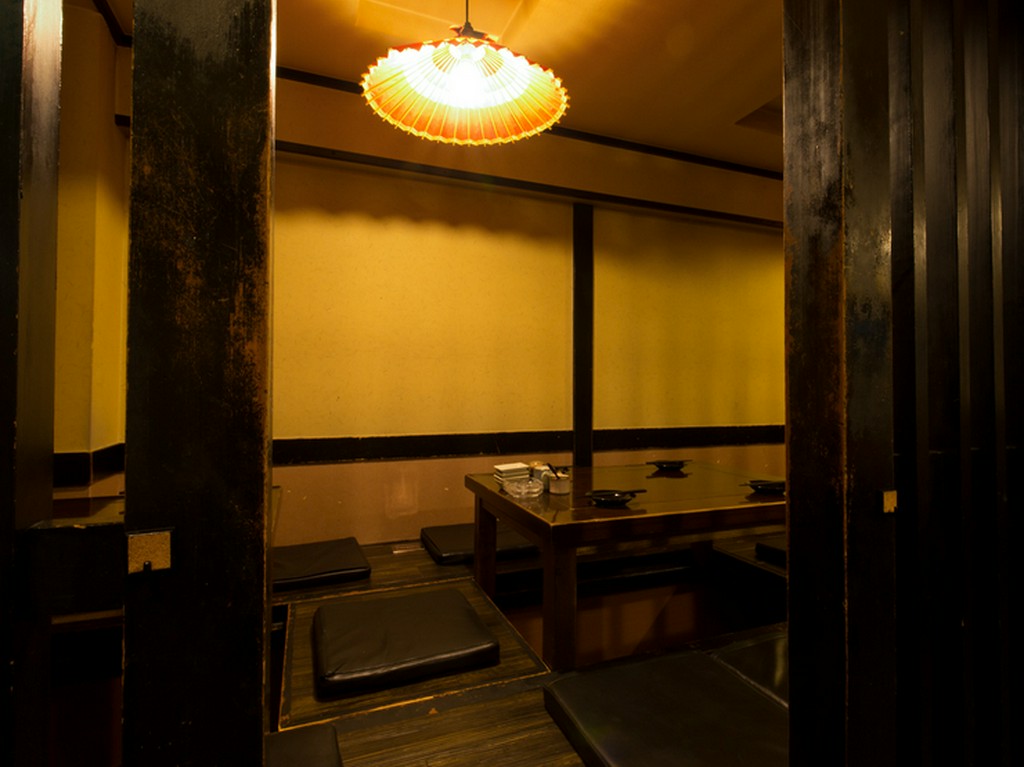 落ち着いた雰囲気の掘りごたつ式座敷席でゆったりとした宴会を