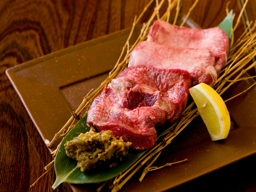 仙台グルメの代表、名物『厚切り牛タン焼き』