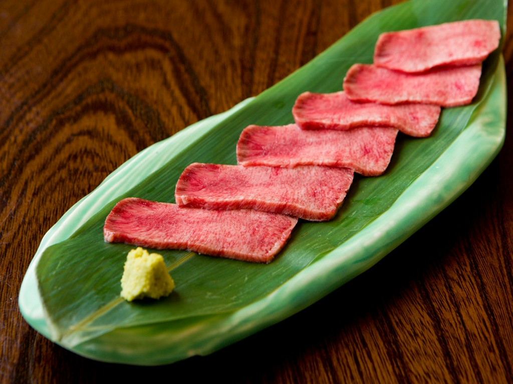 【～炭と香～けやぐ】名物の『霜降り牛タン刺し』