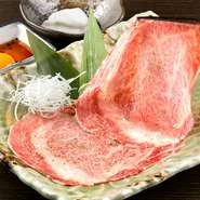 焼肉とは違った食感、味わいの体験ができる焼きしゃぶ。宮崎県、鹿児島県から直送の和牛を薄切りで提供されます。片面を焼き、メレンゲ入りの特製タレにつけて食べると、お口のなかで脂がとろけます。