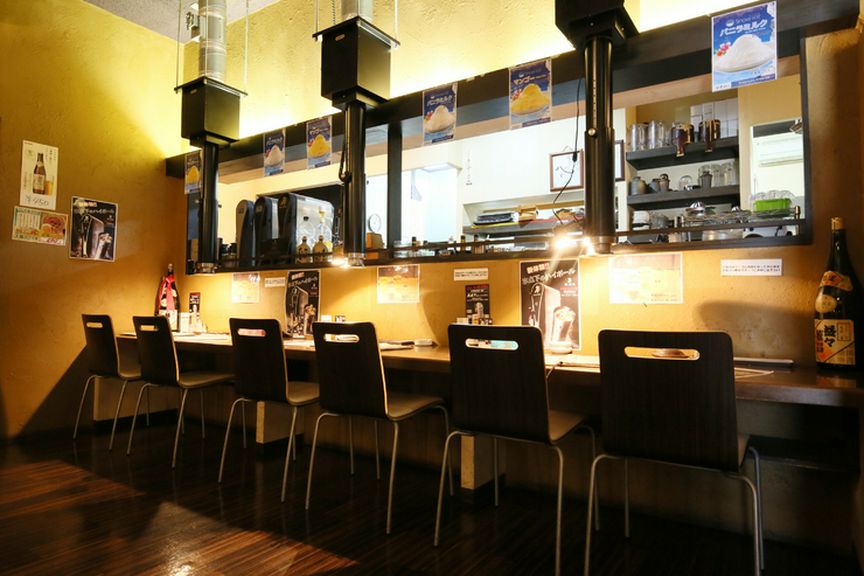 一人でゆっくりお酒を楽しみたい方はカウンター席へ