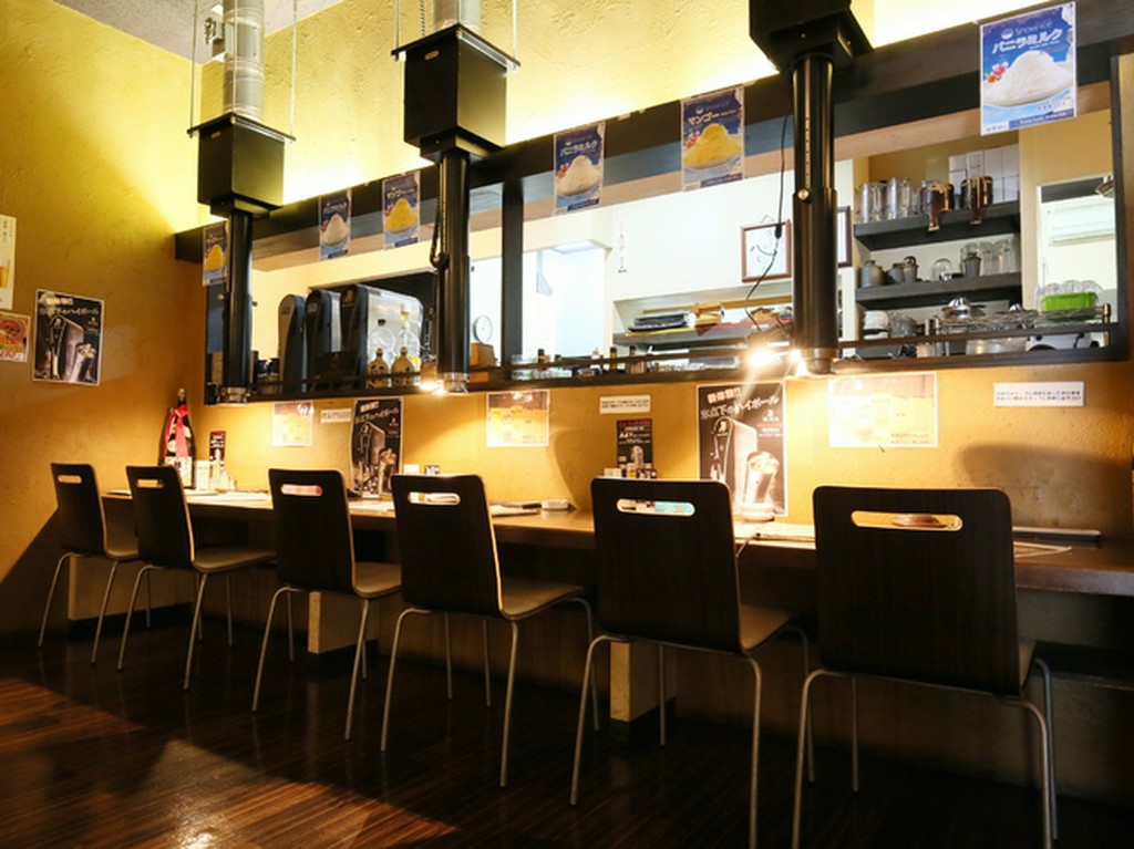 一人でゆっくりお酒を楽しみたい方はカウンター席へ