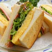 「港町の洋食店」として知られる【洋食のビーハイブ】は、デートでの利用にもピッタリ。肩ひじ張らないアットホームな雰囲気でお食事を楽しむことができます。女性のお客様には『ハムエッグサンド』も人気です。