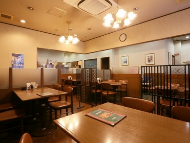 老舗の風格が漂うシックで落ち着いた店内