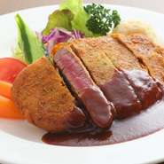 国産和牛ヘレ（フィレ）肉を150gと自家製パン粉の薄く柔らな衣が相性抜群。この和牛ヘレカツをトーストしたパンに挟んだ和牛ヘレカツサンドはお土産にも最適。