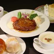 ポタージュ、ハンバーグステーキ（オリジナル／チーズ＆トマト／チーズ＆デミ）、付合せサラダ、ライス（お替OK）又はパン、アイスクリーム又は本日のケーキ、グラスビール又は珈琲又は紅茶