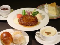 ポタージュ、ハンバーグステーキ（オリジナル／チーズ＆トマト／チーズ＆デミ）、付合せサラダ、ライス（お替OK）又はパン、アイスクリーム又は本日のケーキ、グラスビール又は珈琲又は紅茶