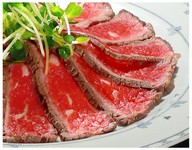 国産牛牛肉の炙り、たたき風の1/2サイズ