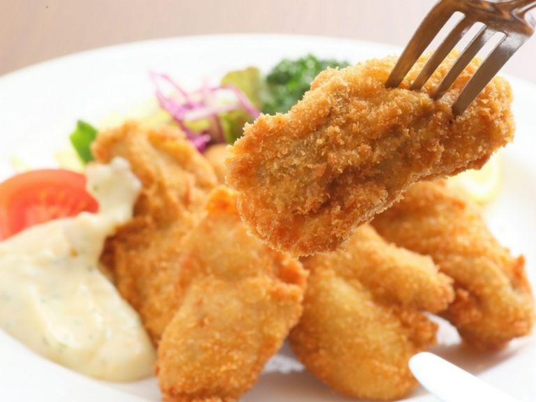 手作りパン粉の薄い衣でいただく、大粒の『カキフライ』