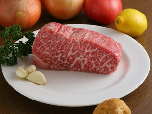 『ビフカツ』に使う牛肉は脂の量にも目を光らせる
