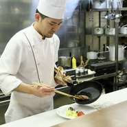 厨房からお客様のことを考えて調理する