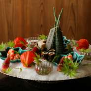 ひとつの大皿の上、さまざまな旬の食材が彩る『八寸』。季節をテーマにした飾りつけが好奇心をくすぐるひと品です。
