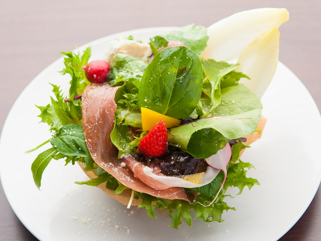 1．旬の食材がふんだんにつかわれた『生ハムと季節のフルーツサラダ』