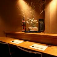 季節の花々やこだわりの器が並ぶ店内は、カウンターのみ。カップルで静かにゆったりと過ごしませんか？　極上の割烹料理と厳選されたドリンクを味わいながら、二人だけの大切な時間を楽しみましょう。
