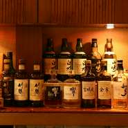 各種アルコールは、日本酒、焼酎、ウィスキー、ワイン、ビールと幅広く揃っており、どれも国産にこだわっています。旬の食材をふんだんに使った極上の一品料理と合わせて飲み比べてみましょう。