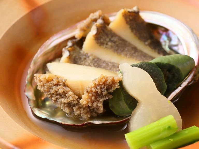 季節メニューの『鮑』は小安産昆布でとった出汁で蒸して