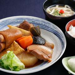 島豆腐やチキアギ（沖縄のさつま揚げ）など沖縄ならではの料理を味わえると人気『沖縄煮付け定食』