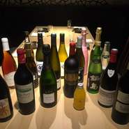 ワインは70銘柄以上が揃い、ボルドー、ブルゴーニュなどのほか、シャンパーニュの種類も充実。今注目の日本ワイン、九州が誇る日本酒や焼酎など、日本のお酒のご用意もあり、多彩なマリアージュを楽しめます。