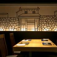 優しい風合いの大谷石の外観、エントランスの暖簾を経て店内に入ると、和紙に描かれた大手門の壁画が出迎えます。日本の食材とフレンチの融合を楽しむには、最髙の舞台。完全個室もご用意しています。