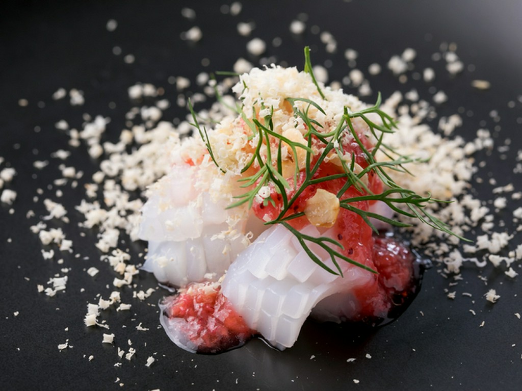 食材の組み合わせは無限大。季節の前菜『イカ・いちご』