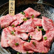 九州産の鮮度の良い和牛肉を仕入れています。注文をお受けして、塊肉から切るので、断面が美しく味も格別です。七輪の炭火で焼くことによって、一層味が引き立ちます。