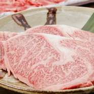 九州地方の和牛の王様と呼ばれる九州王。
トロトロな食感と濃厚な味わいA5霜降り九州王、自家製のすきやきだれで食べると脂の甘味が口いっぱいに広がり、深みのある味わいを楽しんで頂けます。