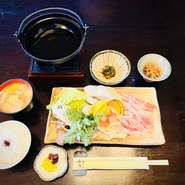 当店の富士山幻の豚ほうとうは、山梨県の郷土料理のほうとうと当店一推しの富士山幻の豚を、組み合わせた一品です。従来の鉄鍋に味噌味で煮込む形ではなく、ほうとうの麺の味と幻の豚の本来の旨味をご賞味下さい。