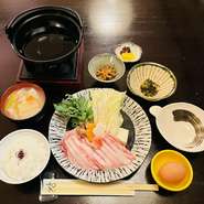富士山の湧水で育てられた、生産数が少ない幻の豚肉と言われております。甘味のある脂身が特徴的で、自家製の割下でお召し上がり下さい。玉子は地元の忍野の水で育てられた卵になります。栄養満点で新鮮な玉子です