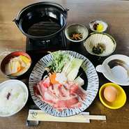 当店のメインのすき焼きをランチで牛すき焼き風鍋にてお得に召し上がれます。自家製の割下はお肉にバランスよく合うようになっております。玉子は地元の忍野の水で育てられた卵になります。栄養満点で新鮮な玉子です