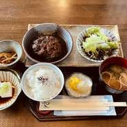〈予約限定〉
当店自慢の国産黒毛和牛と幻の豚を黄金比で手仕込みしております。手間ひまかけ、愛情込めて作りました。
ソースもお店で手作りのオリジナル和風ソースとなります。
ライス・味噌汁付き