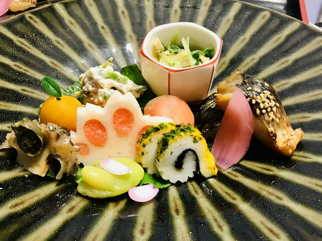 織部焼きなどの和食器が、料理を鮮やかに映えさせる