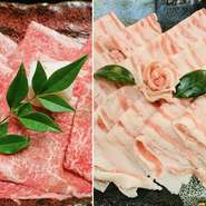 九州地方の和牛の王様と呼ばれる九州王。A5ランクの牛肉は旨みをギュッと凝縮した、繊細で芳醇な味わい国産和牛です。ほどよい脂身の甘味が口いっぱいに広がり、深みのある味わいを楽しんで頂けます。
富士山の自然豊かな環境で丁寧育てられた豚です。
ミネラルたっぷりな湧水で育てられた豚肉は甘味のある脂質、そして旨味とコクを持つこの豚肉を実現できたのは自然豊かな環境が大きく影響していると考えられています。