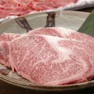 厳選した「甲州牛」をつかった『すき焼き』は、中々お目にかかれない珍しい一品。契約精肉店にお願いをし、上質な部位をこだわりの薄さにカットしています。しっとりとした食感と、和牛ならではの深いコクが特徴的。