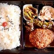 テイクアウト人気NO1！
和みの自慢のお肉を黄金比のハンバーグを手仕込みしました。
ハンバーグソースもオリジナルで手作りでお肉との相性抜群。大人から子供まで大人気！