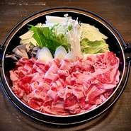 どこでも鍋はガス台やガス、お鍋や食器等全て無料で、貸し出しします。特性の出汁を入れて火をつけるだけ。簡単で手間いらず、お家で店の味が気軽に食べられます。
ご注文は2人前～承ります。