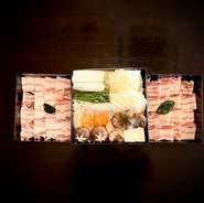 どこでも鍋はガス台やガス、お鍋や食器等全て無料で、貸し出しします。特性の出汁を入れて火をつけるだけ。簡単で手間いらず、お家で店の味が気軽に食べられます。
ご注文は2人前～承ります。