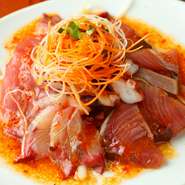 その季節にあった旬のお魚5品をカルパッチョにしています。直接、築地でシェフが目利きして毎日仕入れているので、季節感豊かな旬のお魚がお楽しみいただけます。