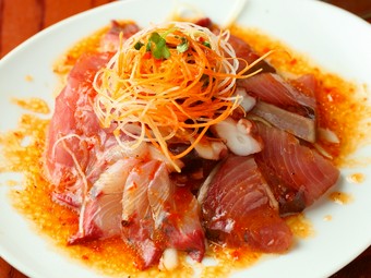 旬のお魚を築地から仕入れた『カルパッチョ5種盛り』