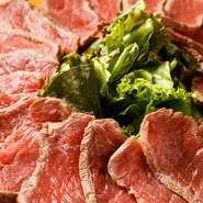 『自家製ローストビーフ』は、イタリアンソースとシャリアピンソース、燻製塩の3つの味でお楽しみいただけます。脂身が少なくて赤身のおいしい牛肉を使用しているので、女性の方にも人気です。